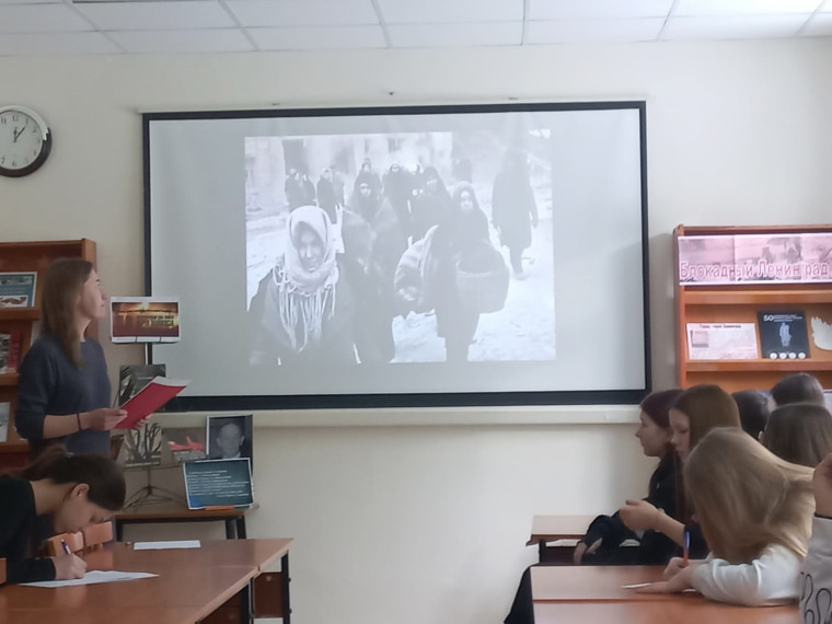 «Весь шар земной гордится Ленинградом».
